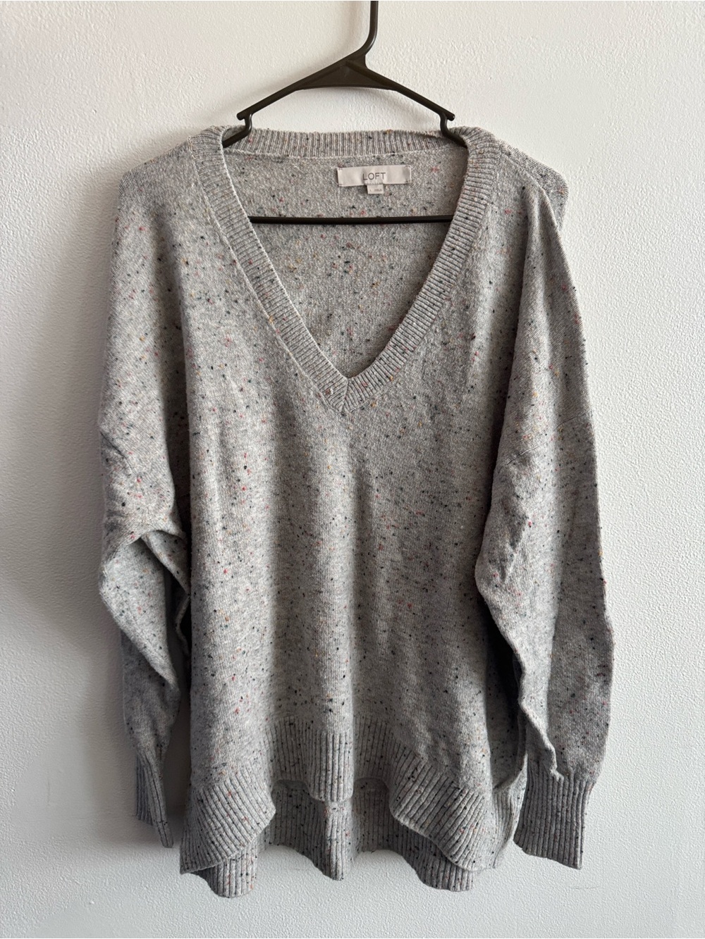 LOFT Gray Speckled V-Neck Pullover size Large